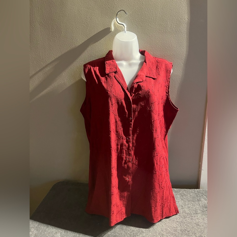 Red sleeveless blouse (XL)